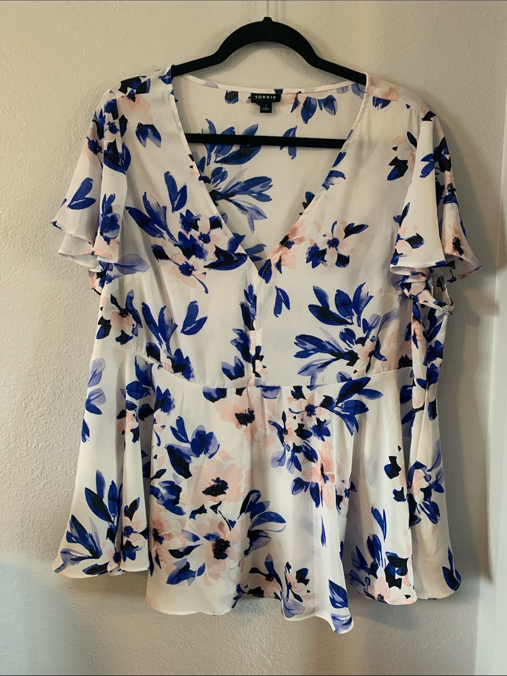 torrid White Floral V-Neck Flutter Sleeve Blouse in Blue & Blush 1x
